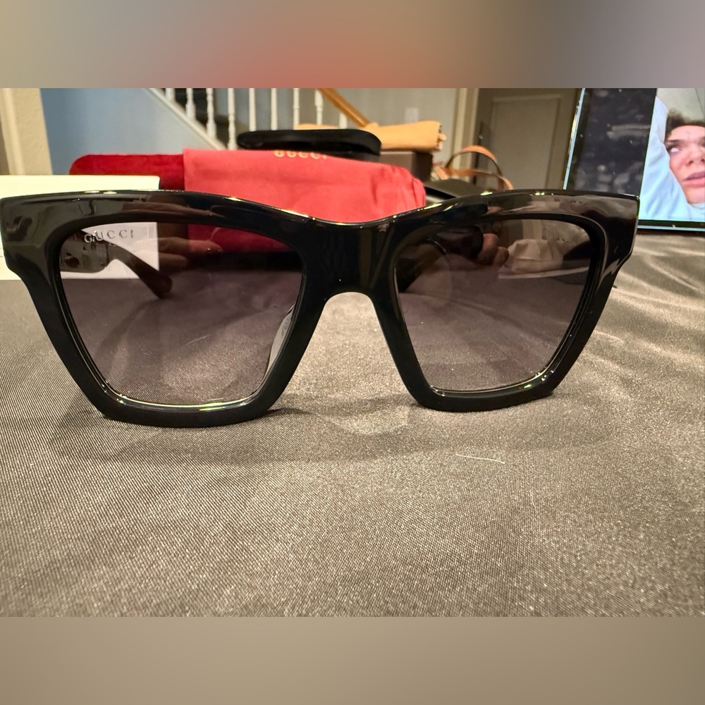 Gucci GG1714S cat-eye sunglasses with a black frame and solid grey lenses - Picture 13 of 15